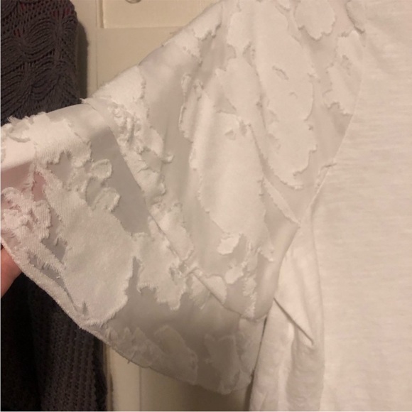 White tshirt with pretty lacy sleeves - Picture 4 of 4